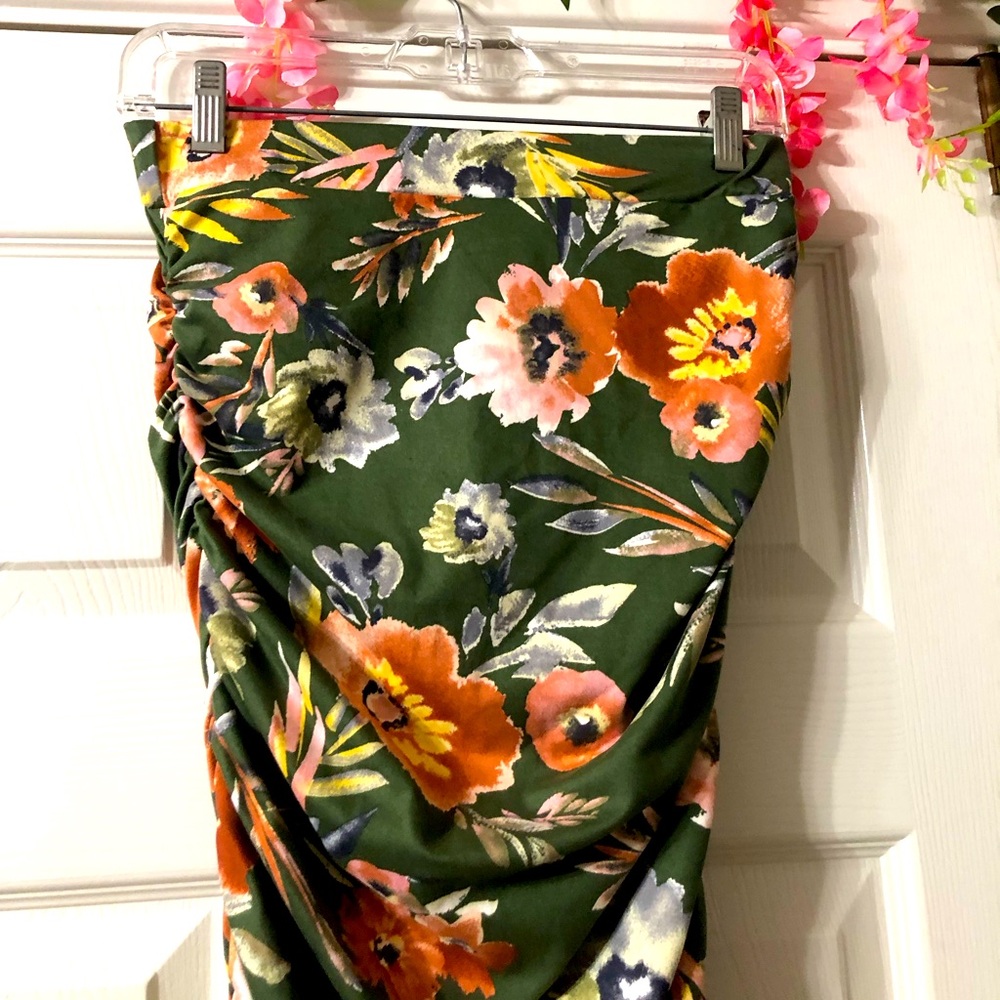 Flower print form fitting knee length skirt